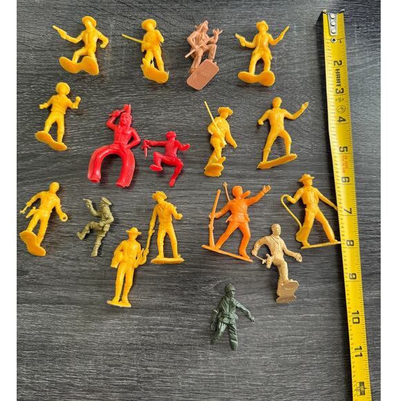 Vintage 1960s Lot Of Cowboys And Indians Plastic Figurines Army Military Western - Picture 2 of 7